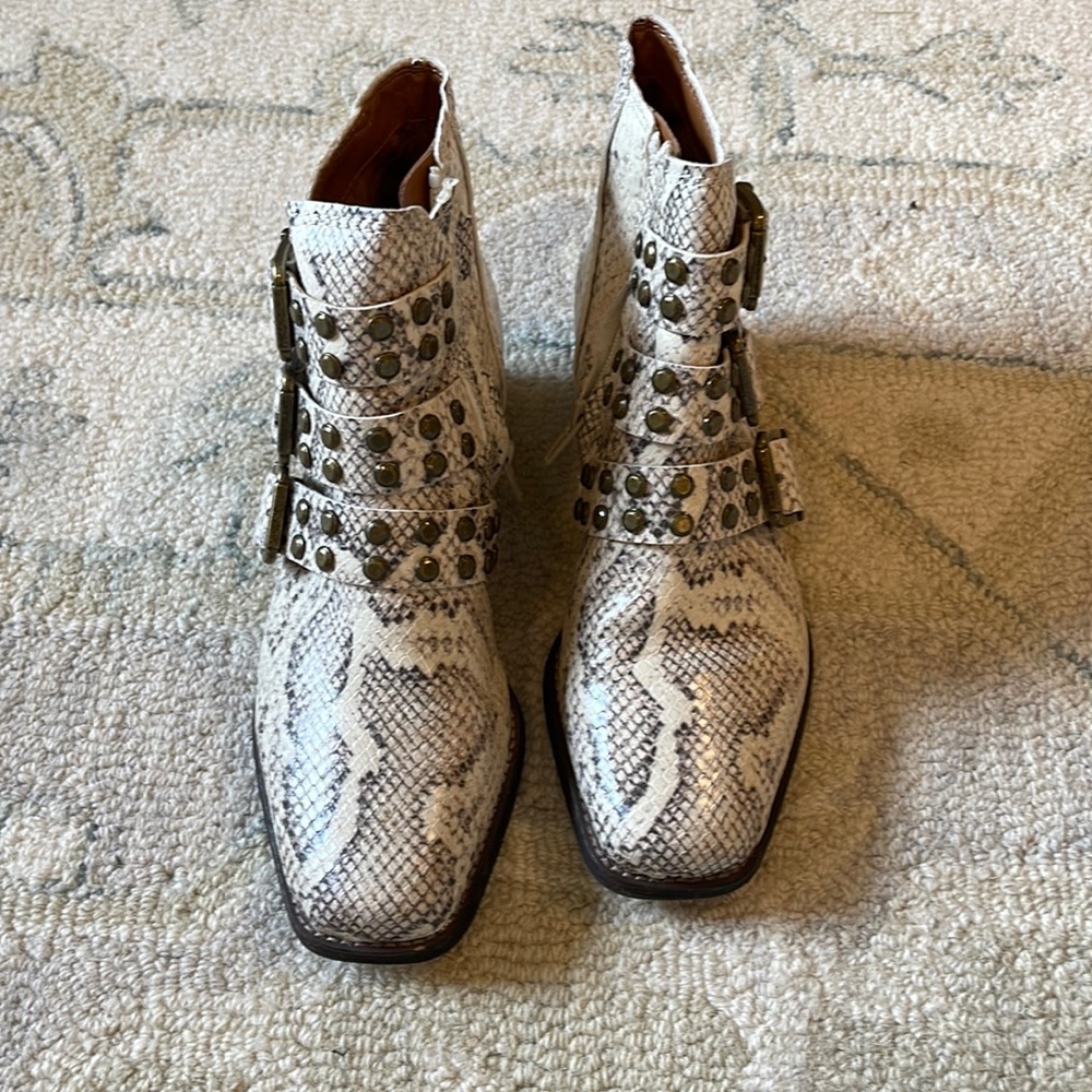ZODIAC Snake Print Adele Women’s Moto Booties Birch/Snake Size 7 Women’s boot